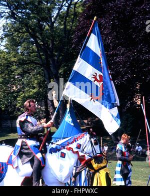 Il Cavaliere vittorioso tenendo un flag durante il torneo di giostre in castello eseguita dall'le notti di Nottingham. Foto Stock