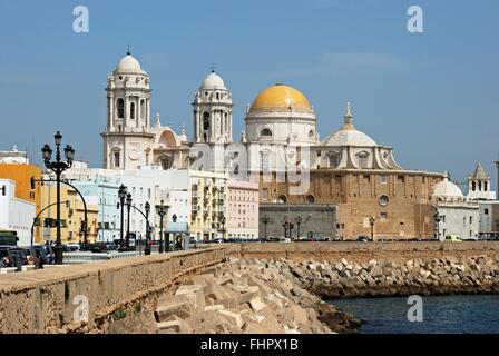 Vista lungo la riva verso la cattedrale di Cadice, la provincia di Cadiz Cadice, Andalusia, Spagna, Europa occidentale. Foto Stock