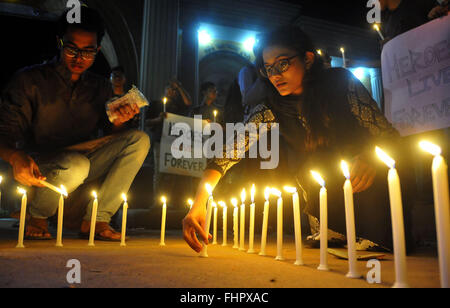 Dacca in Bangladesh. Il 25 febbraio, 2016. Gli studenti del Bangladesh di varie università di tenere candele in occasione del settimo anniversario della BDR uccidendo a Dhaka, nel Bangladesh, Feb 25, 2016. La due giorni terribili di ammutinamento della Guardia di confine Bangladesh (BGB), precedentemente noto come il Bangladesh fucili (BDR), sinistra 74 morti di cui 57 ufficiali preposte all'esercito. © Shariful Islam/Xinhua/Alamy Live News Foto Stock