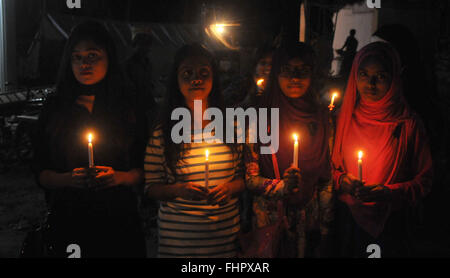 Dacca in Bangladesh. Il 25 febbraio, 2016. Gli studenti del Bangladesh di varie università di tenere candele in occasione del settimo anniversario della BDR uccidendo a Dhaka, nel Bangladesh, Feb 25, 2016. La due giorni terribili di ammutinamento della Guardia di confine Bangladesh (BGB), precedentemente noto come il Bangladesh fucili (BDR), sinistra 74 morti di cui 57 ufficiali preposte all'esercito. © Shariful Islam/Xinhua/Alamy Live News Foto Stock