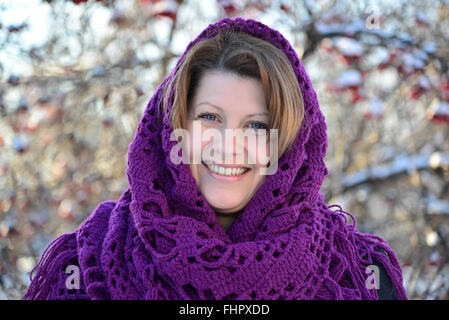 La donna russa in scialle sulla testa Foto Stock