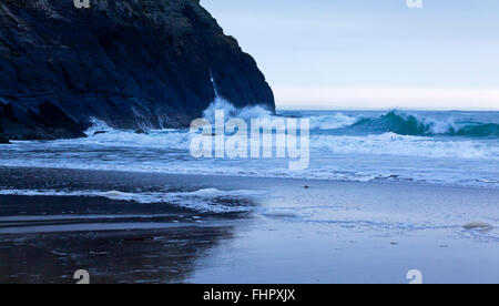 Scogliere e spiaggia con mare mosso a Nant-y-grande vicino Abersoch sulla penisola di Llyn in Gwynedd North Wales UK Foto Stock