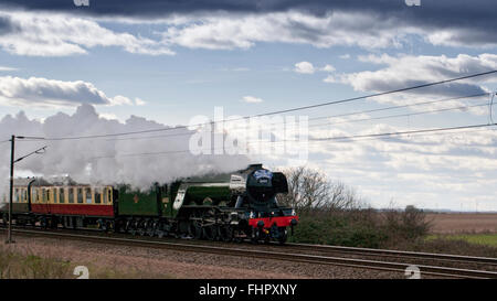 Il Flying Scotsman treno a vapore sulla sua esecuzione inaugurale tra Londra King's Cross e York il 25 febbraio 2016 Foto Stock