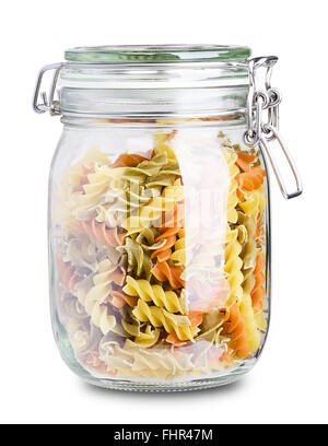 Pasta multicolore in un vaso isolato su sfondo bianco Foto Stock