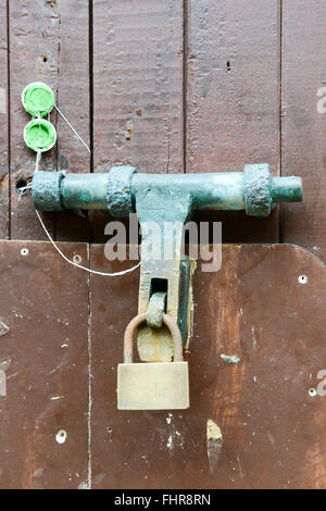 Porta chiusa con lucchetto e guarnizione di tenuta Foto Stock