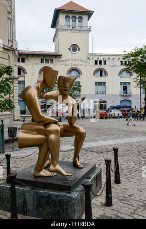 L'Avana, Cuba - 27 Gennaio 2016 : Scultura 'la conversacion' in Plaza de San Francisco a l'Avana Foto Stock