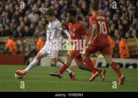 Liverpool, Regno Unito. Il 25 febbraio 2016. Inghilterra, Liverpool, Stadio Anfiled Road, 25 febbraio 2016, Europa League knockout, cravatta, per il solo uso editoriale da sinistra, Paul Verhaegh ( FC Augsburg ) 2 Daniel Sturridge (Liverpool FC) 15 e Philippe Coutinho (Liverpool FC) 10 di Credito: Burghard Schreyer/Alamy Live News Foto Stock