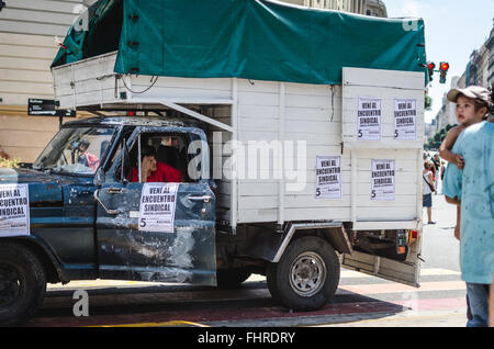 Buenos Aires, Argentina. Il 24 febbraio, 2016. Stike nazionale chiamato dall unione dei dipendenti dello stato in Argentina. Stike nazionale chiamato dall unione dei dipendenti dello stato in Argentina. L'asse delle rivendicazioni era chiedere la cessazione di licenziamenti in stato di occupazione.immediato reintegro dei licenziati e non la criminalizzazione della protesta sociale. - Matias Izaguirre/Le Pictorium Credit: Christian Sauvan-Magnet/Alamy Live News Foto Stock