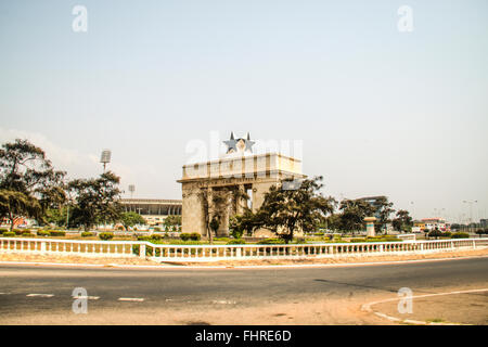 L'indipendenza arco di Piazza Indipendenza di Accra in Ghana. Inscritto con le parole "libertà e giustizia, ANNUNCIO 1957' Foto Stock
