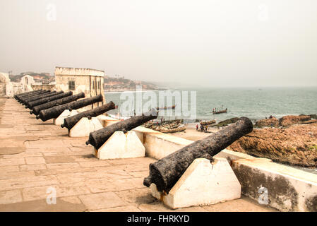 Il Cape Coast Castle in Ghana è uno dei circa quaranta 'slave castelli', o grandi fortezze commerciali, costruita sulla Gold Coast Foto Stock