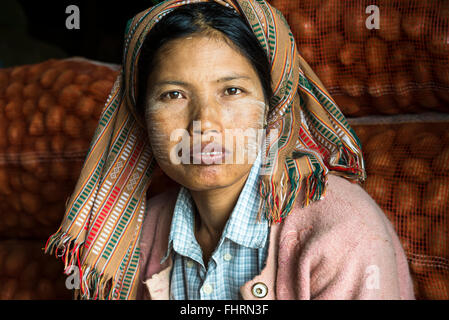 Donna con Thanaka incollare sul suo viso durante il raccolto di patate, ritratto, nei pressi di Pindaya, Taunggyi Divisione, Stato Shan, Myanmar Foto Stock