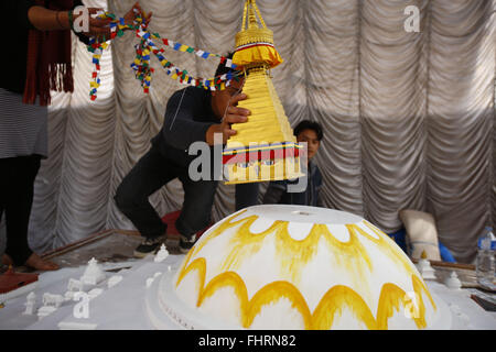 Kathmandu, Nepal. 26 Febbraio, 2016. Un architetto Nepalese funziona su una replica di una struttura visualizzando la Stupa Boudhanath che è stata danneggiata dopo il 25 aprile 2015 terremoto dentro lo Stupa premessa a Boudha, Kathmandu, Nepal Venerdì, 26 febbraio 16. La replica è per essere terminata entro il termine di giorni per visualizzare i turisti come esso ha usato assomigliare prima il devastante terremoto. Il sito del patrimonio dell'Stupa Boudhanath è elencato nel sito patrimonio mondiale dell'UNESCO dal 1979. © Skanda Gautam/ZUMA filo/Alamy Live News Foto Stock