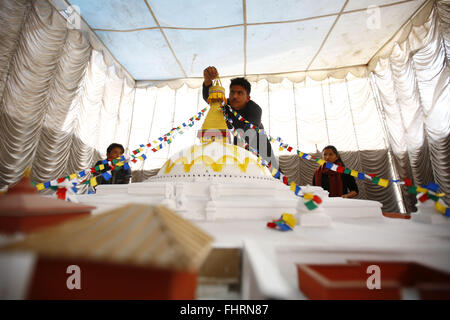 Kathmandu, Nepal. 26 Febbraio, 2016. Un architetto Nepalese funziona su una replica di una struttura visualizzando la Stupa Boudhanath che è stata danneggiata dopo il 25 aprile 2015 terremoto dentro lo Stupa premessa a Boudha, Kathmandu, Nepal Venerdì, 26 febbraio 16. La replica è per essere terminata entro il termine di giorni per visualizzare i turisti come esso ha usato assomigliare prima il devastante terremoto. Il sito del patrimonio dell'Stupa Boudhanath è elencato nel sito patrimonio mondiale dell'UNESCO dal 1979. © Skanda Gautam/ZUMA filo/Alamy Live News Foto Stock