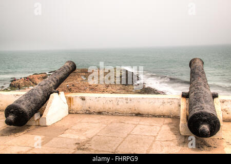 Il Cape Coast Castle in Ghana è uno dei circa quaranta 'slave castelli', o grandi fortezze commerciali, costruita sulla Gold Coast Foto Stock