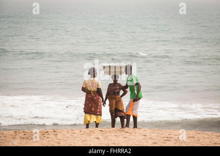 CAPE COAST, IN GHANA - Gennaio 2016: la gente sulla spiaggia di Cape Coast, in Ghana nel Golfo di Guinea Foto Stock