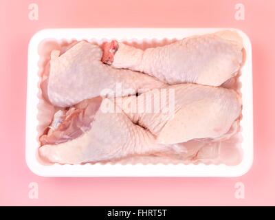 Il pollo crudo bacchette su un banco di cucina Foto Stock