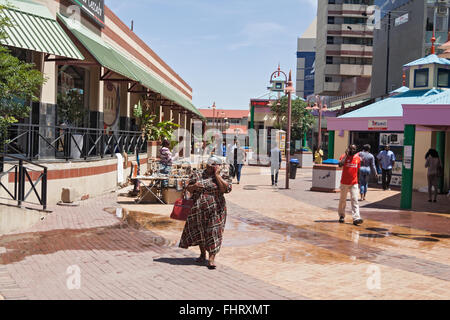 Area pedonale principale e la zona dello shopping nel centro di Windhoek, in Namibia Foto Stock