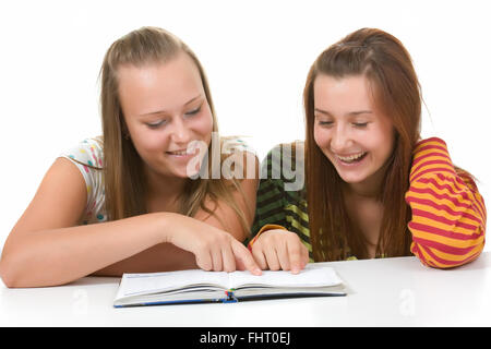 Due ragazze adolescenti sorridente e libro di lettura Foto Stock