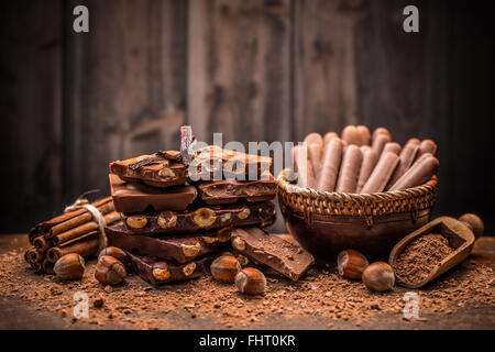 Diversi tipi di cioccolatini con dadi e cacao in polvere Foto Stock