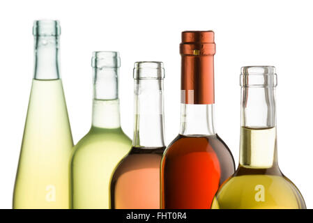 Fila di bottiglie di vino con il rosso, bianco e rosato Foto Stock