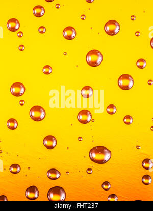 Gocce di acqua su un bicchiere di birra. Close up. Foto Stock