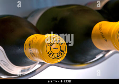 Close-up sulla bottiglia incapsulato cime di Olivier Leflaive & Louis Latour bianco vini della Borgogna controllato in temperatura armadio Foto Stock