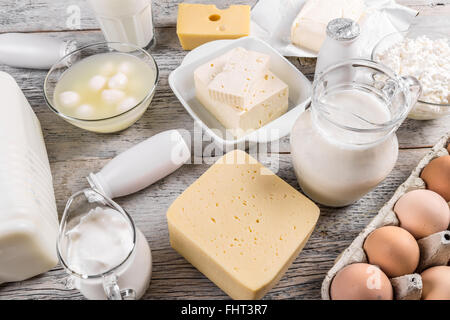 Vari tipi di prodotti lattiero-caseari su sfondo di legno Foto Stock
