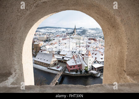 Spioncino vista di Cesky Krumlov su un inverni nevosi giorno nella Repubblica Ceca Foto Stock