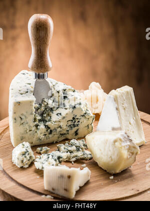 Danese formaggio blu su una tavola di legno. Foto Stock