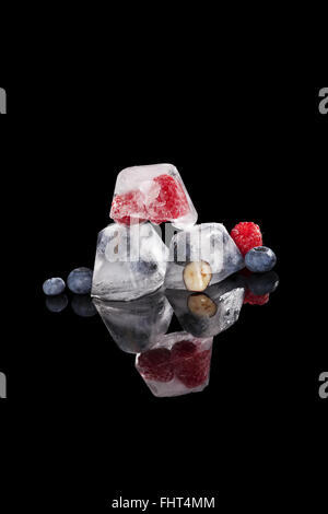 Frutti di bosco congelati in cubetti di ghiaccio. Foto Stock