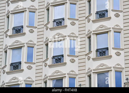 Parte di una moderna facciata di edificio e di progettazione architettonica in stile retrò Foto Stock