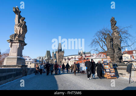 Charles Bridge su una soleggiata giornata invernale Foto Stock