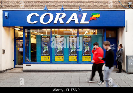 Un corallo negozio di scommesse o Bookmakers, Burleigh Street, Cambridge Regno Unito Foto Stock