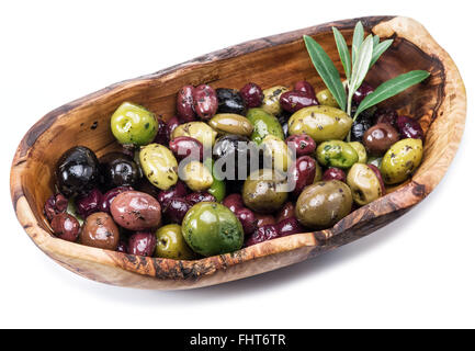 Tutta le olive da tavola nella ciotola di legno su uno sfondo bianco. Foto Stock