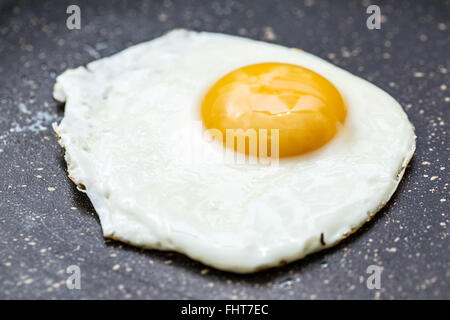 Uovo fritto in padella. Foto Stock