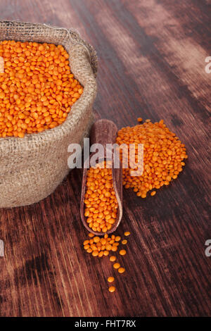 Di lenticchie rosse sul legno scuro dello sfondo. Foto Stock