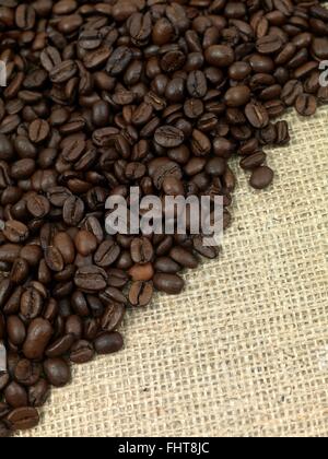 I chicchi di caffè su un marrone borsa di Hesse Foto Stock