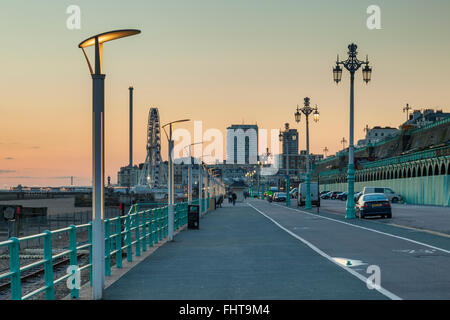 Serata sul lungomare di Brighton, East Sussex, Inghilterra. Foto Stock