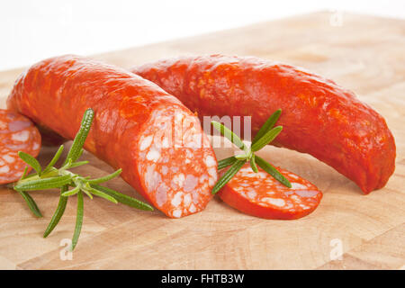 Delizioso insaccato su tavola di legno. Foto Stock