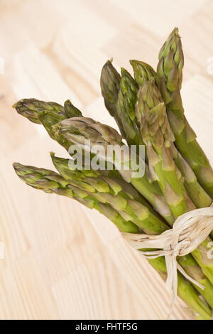 Asparagi freschi bundle. Foto Stock