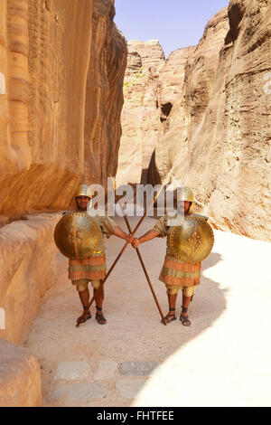 Petra, Giordania: due protezioni indossando il costume Nabatanean sull'ingresso del Siq di Petra. Petra è uno del mondo 7 meraviglie Foto Stock