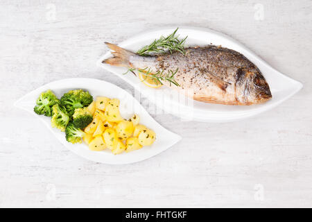 Grigliata di orata con patate su piastra. Foto Stock