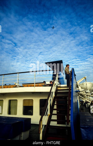 Viaggiando da Holyhead a Dublino sul B&I ferry a metà anni ottanta, con l'aereo che ci passa sopra la testa, da qualche parte nel mare d'Irlanda. Scansione da 35mm trasparenza. Foto Stock