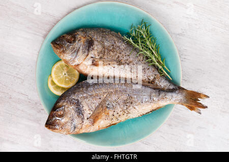 Grigliata di orata su piastra, vista dall'alto. Foto Stock