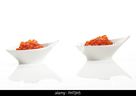 Due ciotole con caviale rosso. Foto Stock