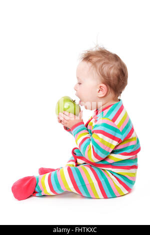 Baby girl eating apple isolato su bianco. Foto Stock