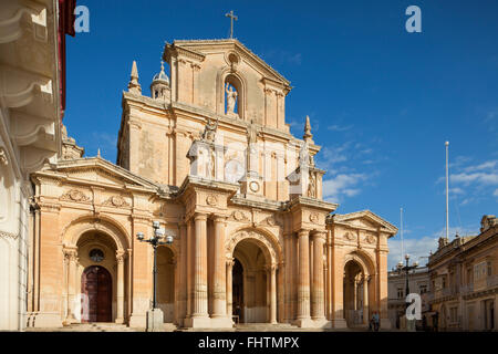 Mattina di sole in Capoterra, Italia. Chiesa barocca di San Nicola. Foto Stock