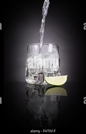 Bere vodka. Foto Stock