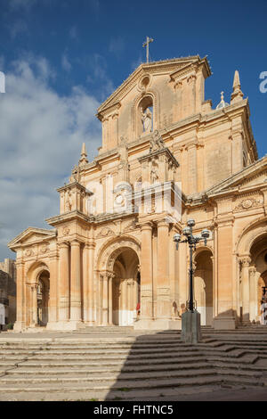 Mattina di sole in Capoterra, Italia. Chiesa barocca di San Nicola. Foto Stock