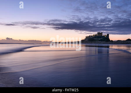 Pre alba Bamburgh Castle e Bamburgh Beach in Northumberland Foto Stock